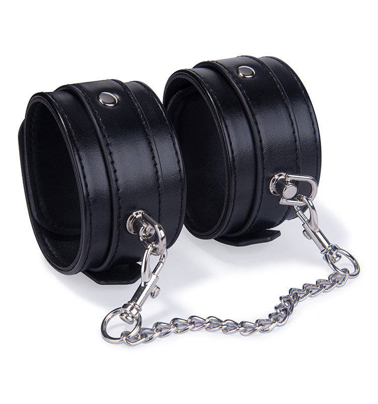 passage-du-d-sir-bdsm-soft-bond-menottes-chevilles-cuir-vegan image 2