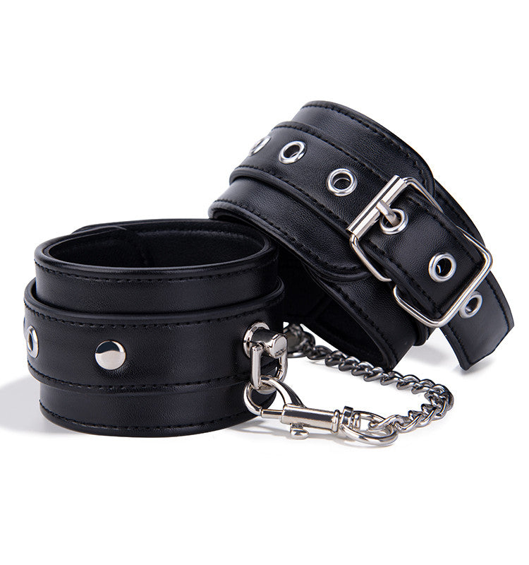 passage-du-d-sir-bdsm-soft-bond-menottes-poignets-cuir-v-gan-2 image 2